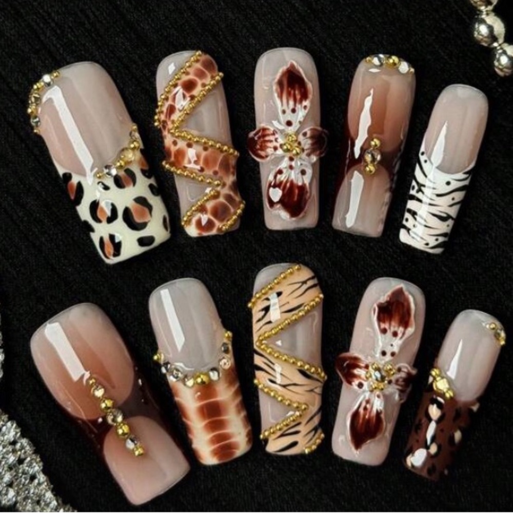 Elegant Nail Art Set with Gold and Brown Accents